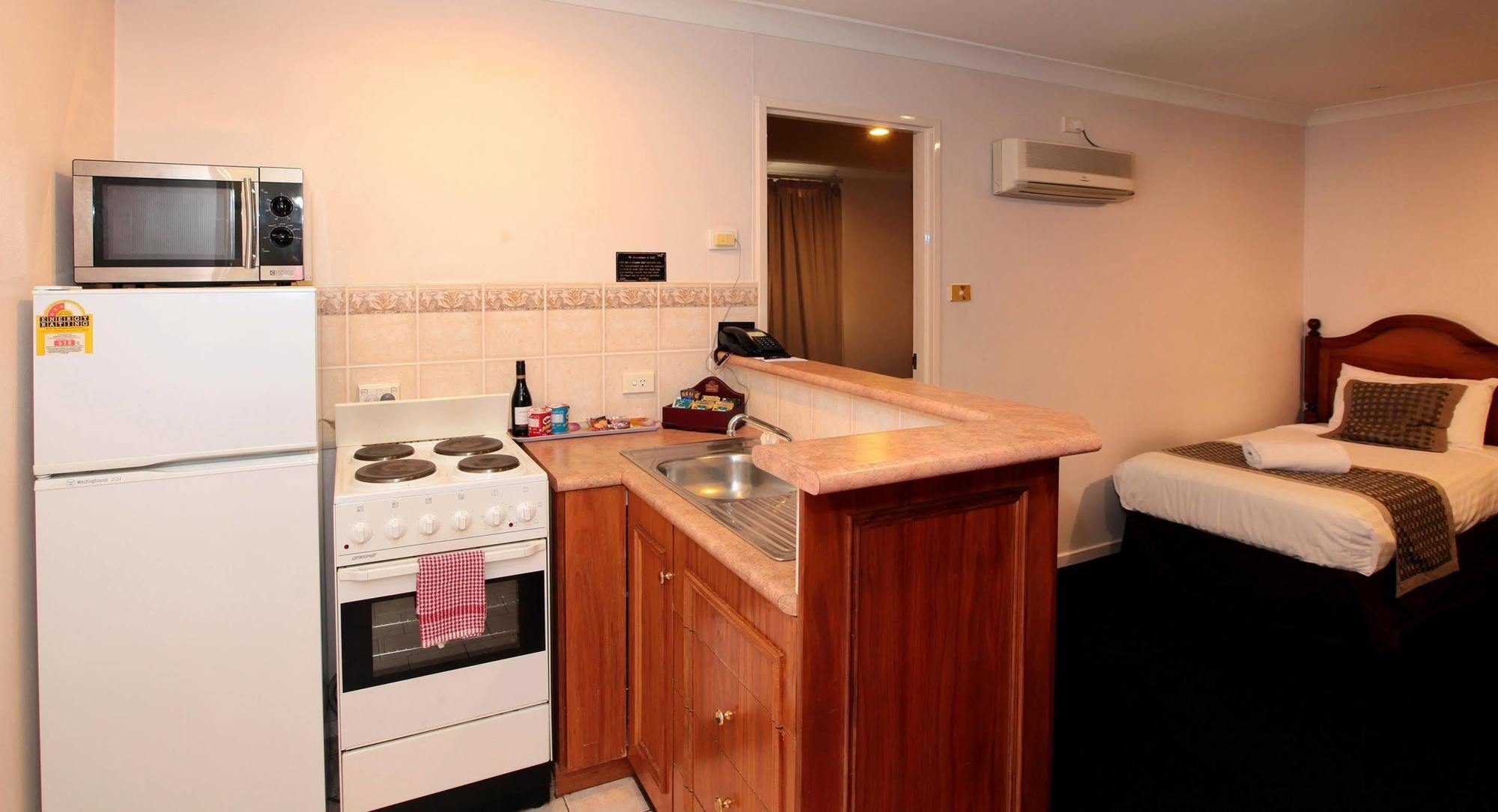 Best Western Ambassador Motor Inn & Apartments Уогга-Уогга Экстерьер фото